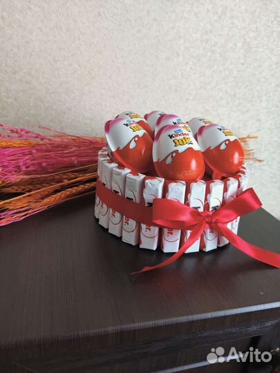 Подарок торт из Киндеров