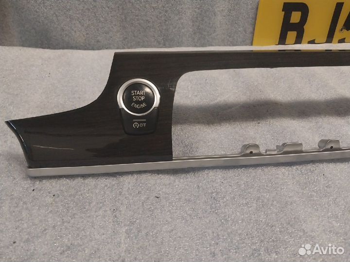 Декоративная накладка торпедо bmw f10