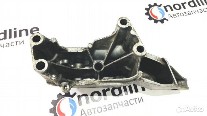 Кронштейн двигателя правый Volkswagen Bora седан