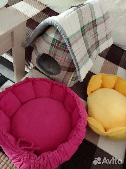 Лежанки и домик для кошек