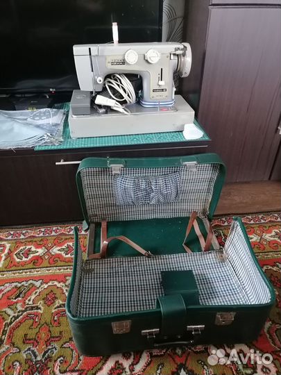 Электрическая швейная машинка 