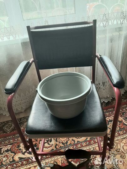 Санитарное кресло на колесах в идеальном состоянии