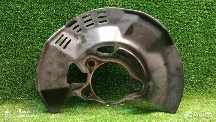 Пыльник тормозного диска передний правый Toyota