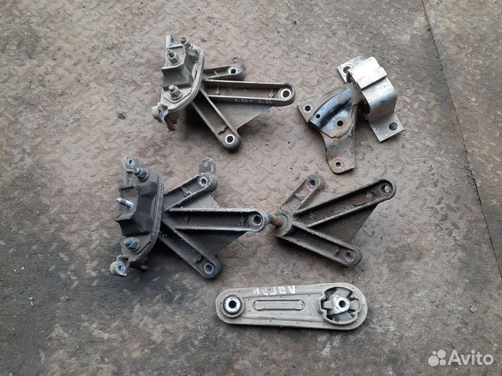 Подушка двигателя кпп Renault Logan