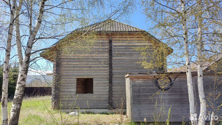 Сруб дома из бревна