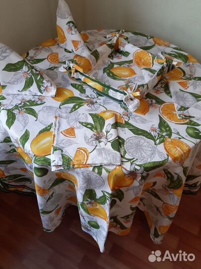 Скатерть с салфетками и конфетницей