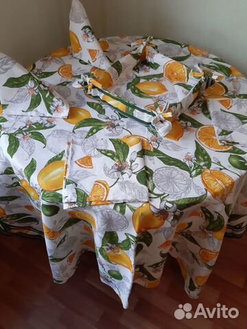 Скатерть с салфетками и конфетницей