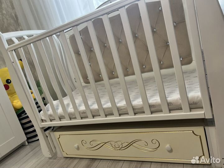 Детская кроватка с мягкой стенкой и маятником