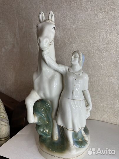 Статуэтки женщина с конем и женщина с рыбой