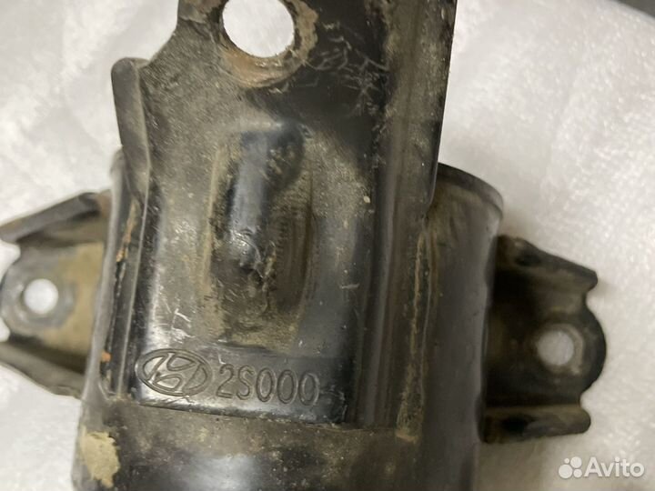 Подушка коробки на Хундай iix35 2.0