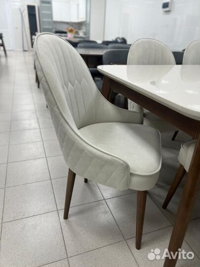 Стол и стулья