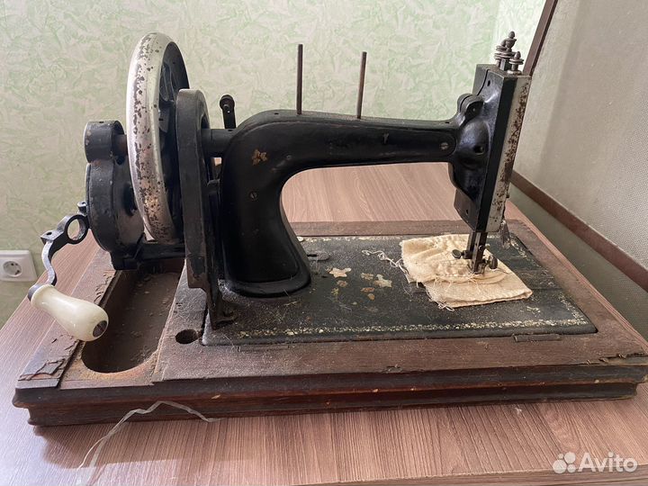 Старинная швейная машинка