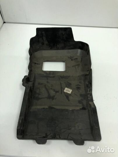 Крышка акб volvo 30667535