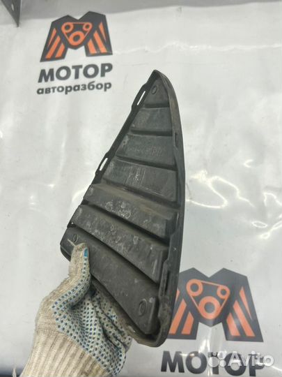 Решетка в бампер правая Ford Focus 3 хэтчбек mgda