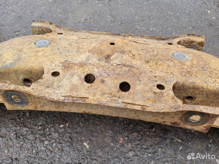 Подрамник задний на Toyota Avensis 1