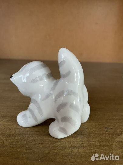 Фарфоровая статуэтка котенок