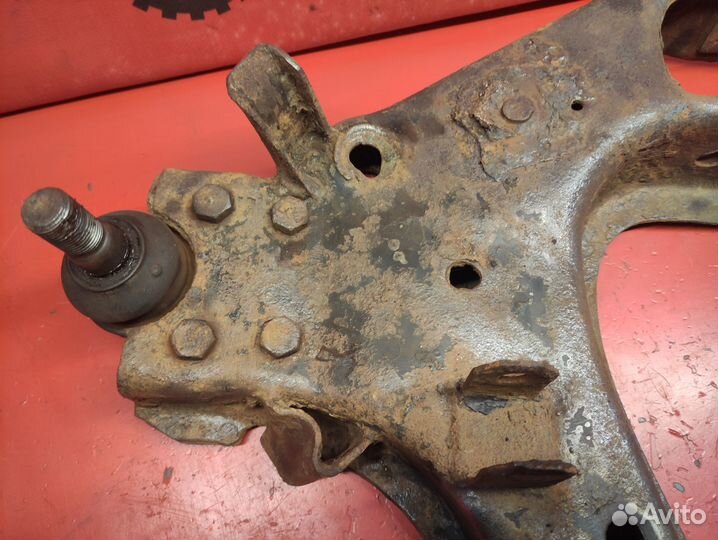 Рычаг нижний левый Nissan Terrano 1 1985-1995