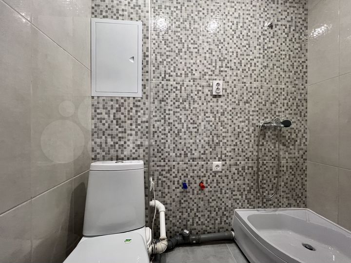 Доля в 3-к. квартире, 10 м², 1/9 эт.