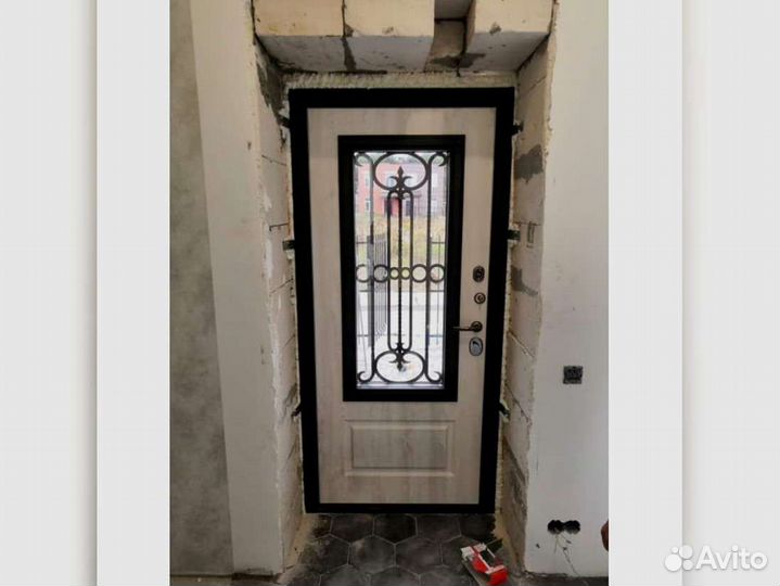 Стальная дверь Аляска с окном и лазерной резкой