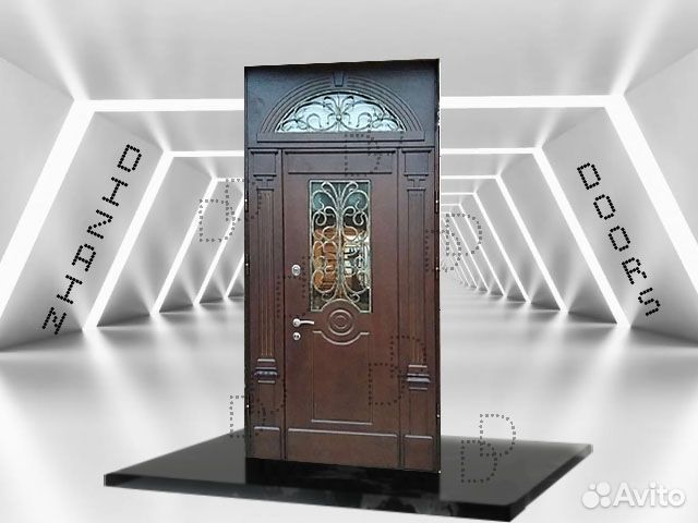 Высокая металлическая входная дверь с фрамугой