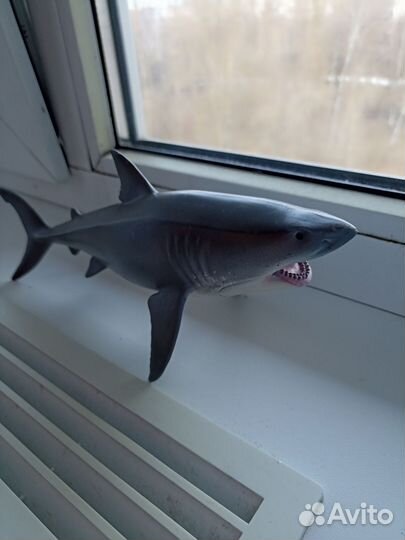 Акула игрушка серая