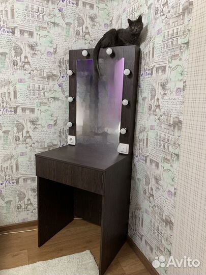 Трюмо с зеркалом и подсветкой