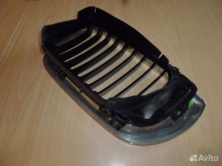 Решетка радиатора правая BMW E46