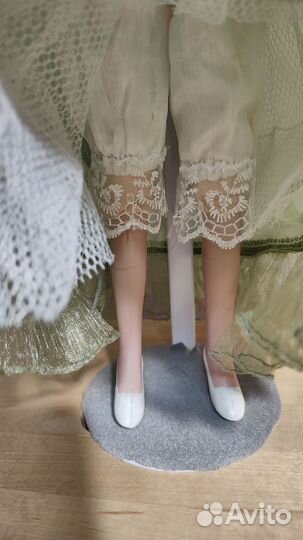 Кукла фарфоровая