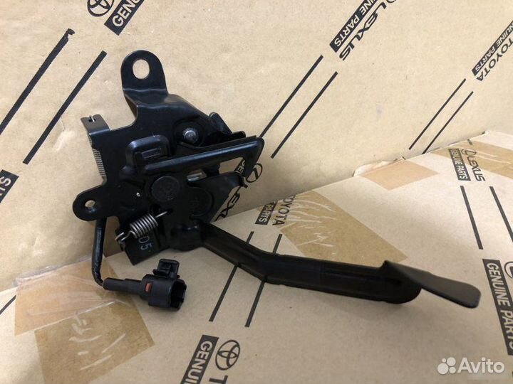 Замок капота Toyota Land Cruiser 300