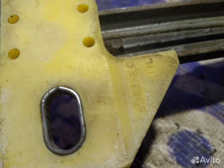 Задний левый стеклоподъёмник Skoda Octavia Tour