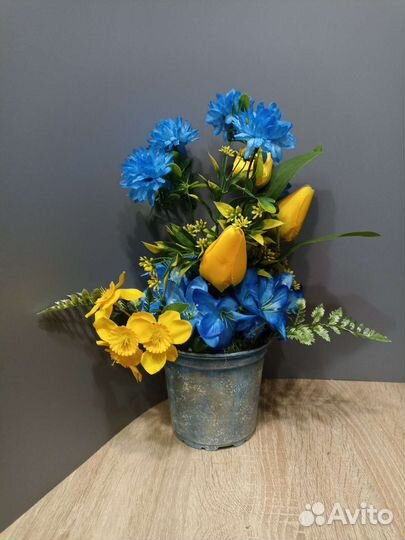 Букет из искусственных цветов в горшке