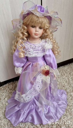Кукла фарфоровая
