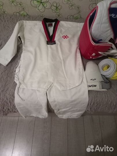 Костюм и экипировка для дхеквандо