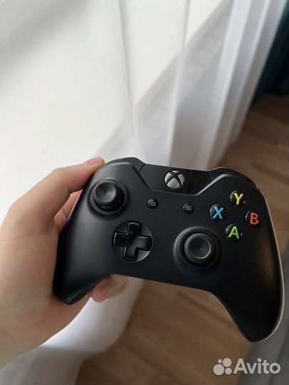 Xbox One + 2 геймпада + GTA5
