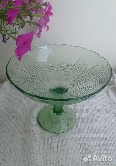 Ваза на ножке зеленое стекло СССР
