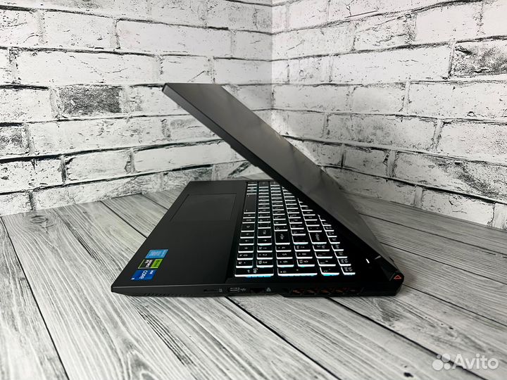 Игровой ноутбук на гарантии, новый RTX4050