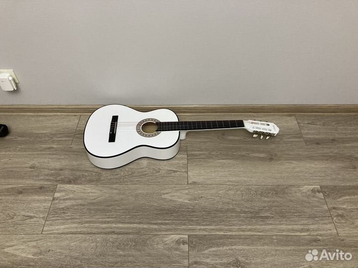 39005 гитара классическая цвет белый Belucci