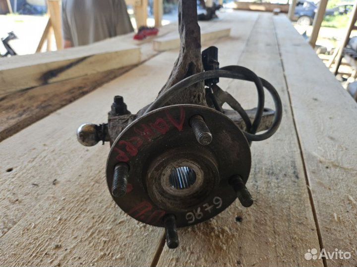 Кулак поворотный передний правый Mitsubishi Lancer