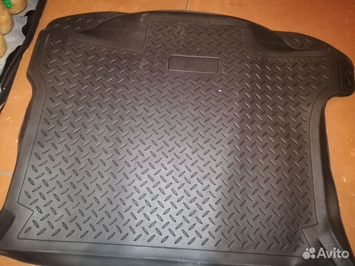 Резиновый коврик в багажник (мазда 3)