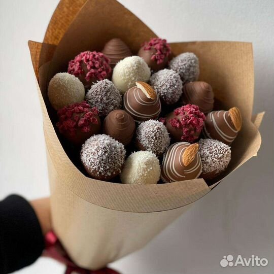 Клубника в шоколаде, розы, доставка цветов, букет