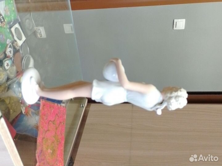 Фарфоровые статуэтки германия Девушка с мячом