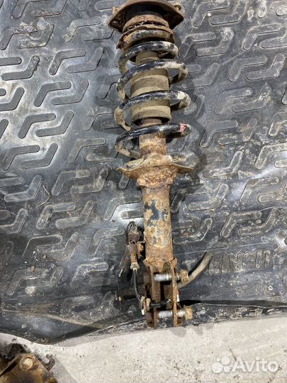 Стойки передние на Daihatsu YRV