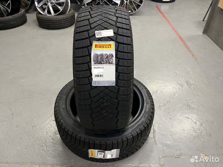 Pirelli Ice Zero FR 235/45 R18 98H