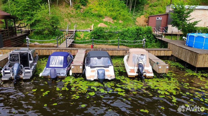 Место стоянка для катера лодки причал 