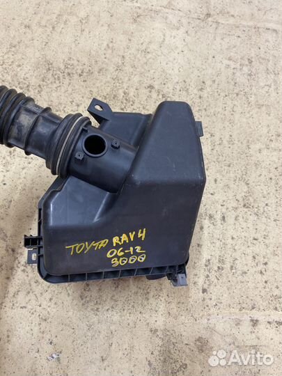 Корпус воздушного фильтра. Toyota RaV4 ACA3