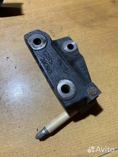 Кронштейн подушки двс правый Toyota Camry V40