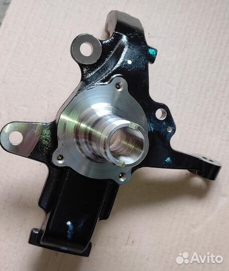 Кулак поворотный передний правый TrailBlazer 2.8D