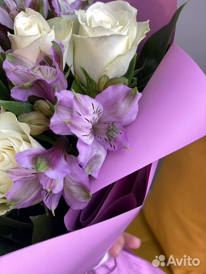Букет сиреневый. Белые розы и альстромерия