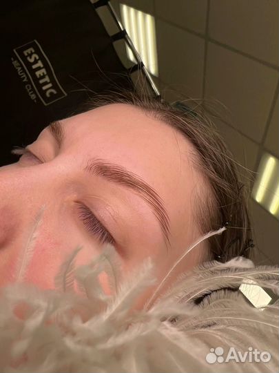 Модель на брови