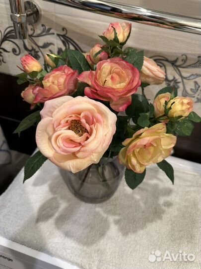 Декоративная ваза с цветами